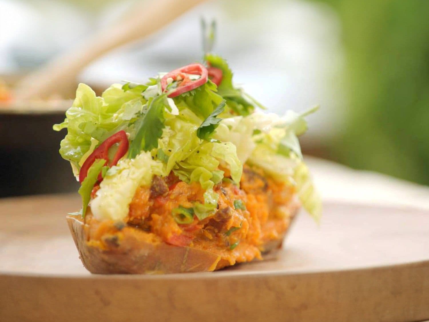 Zoete aardappel met chorizo, paprika en kropslaharten