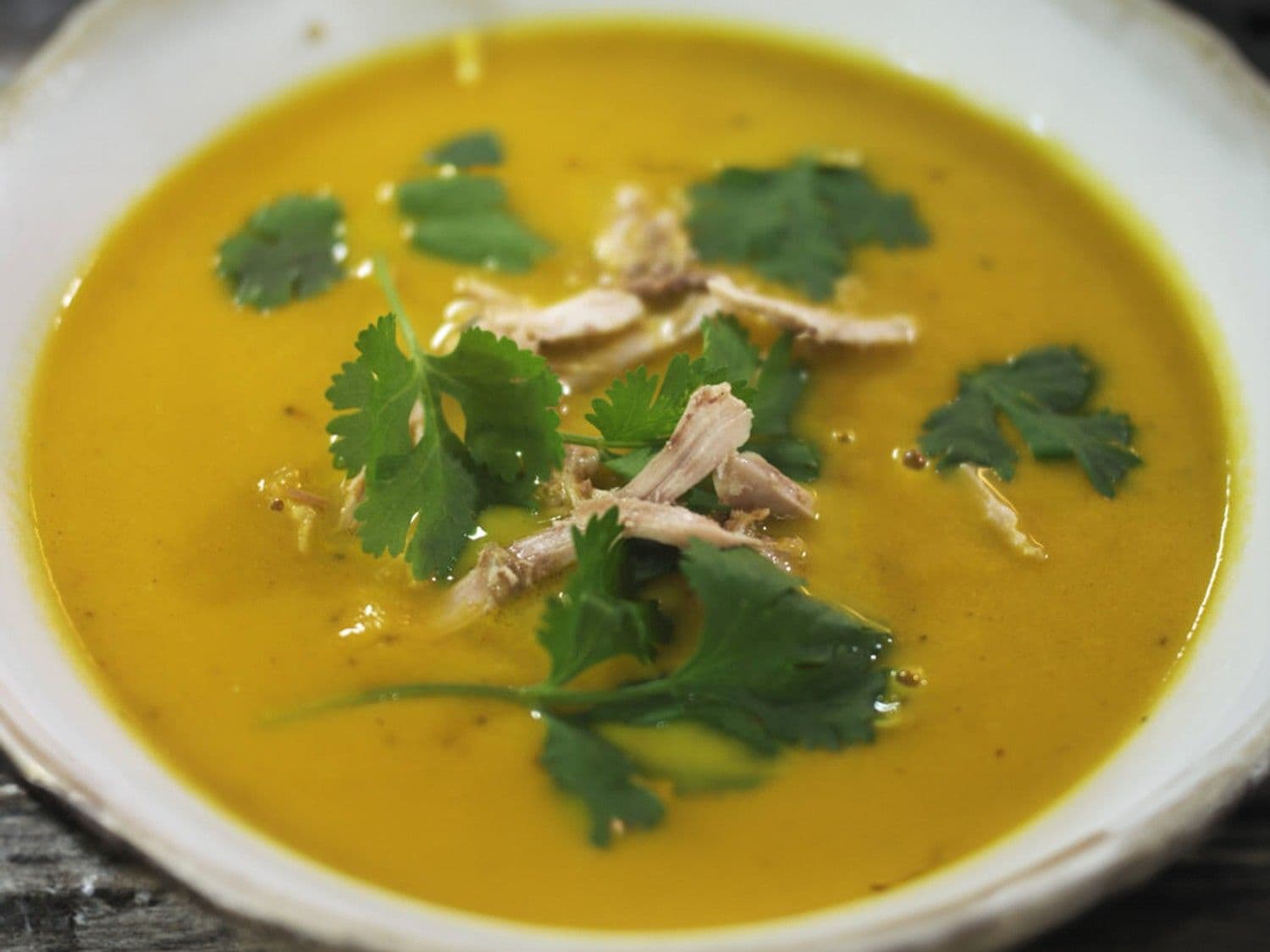 Wortel-kokossoep met curry en koriander