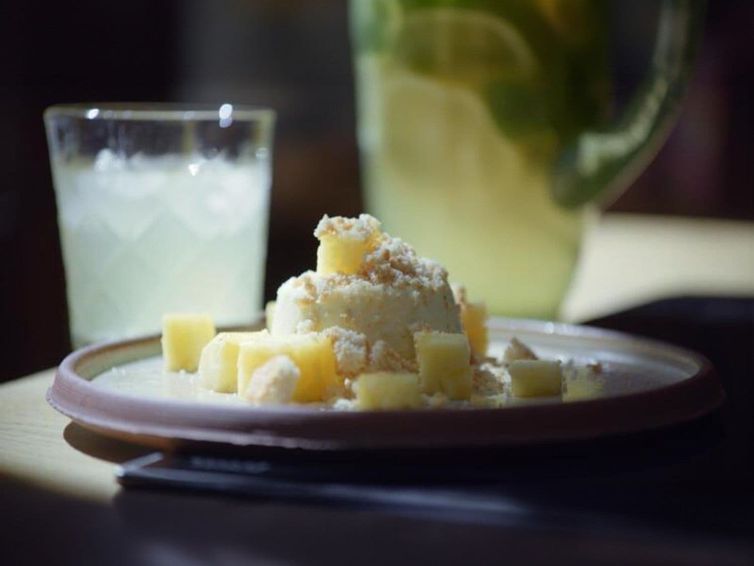 Vanille panna cotta met gepocheerde ananas en gemberlimonade