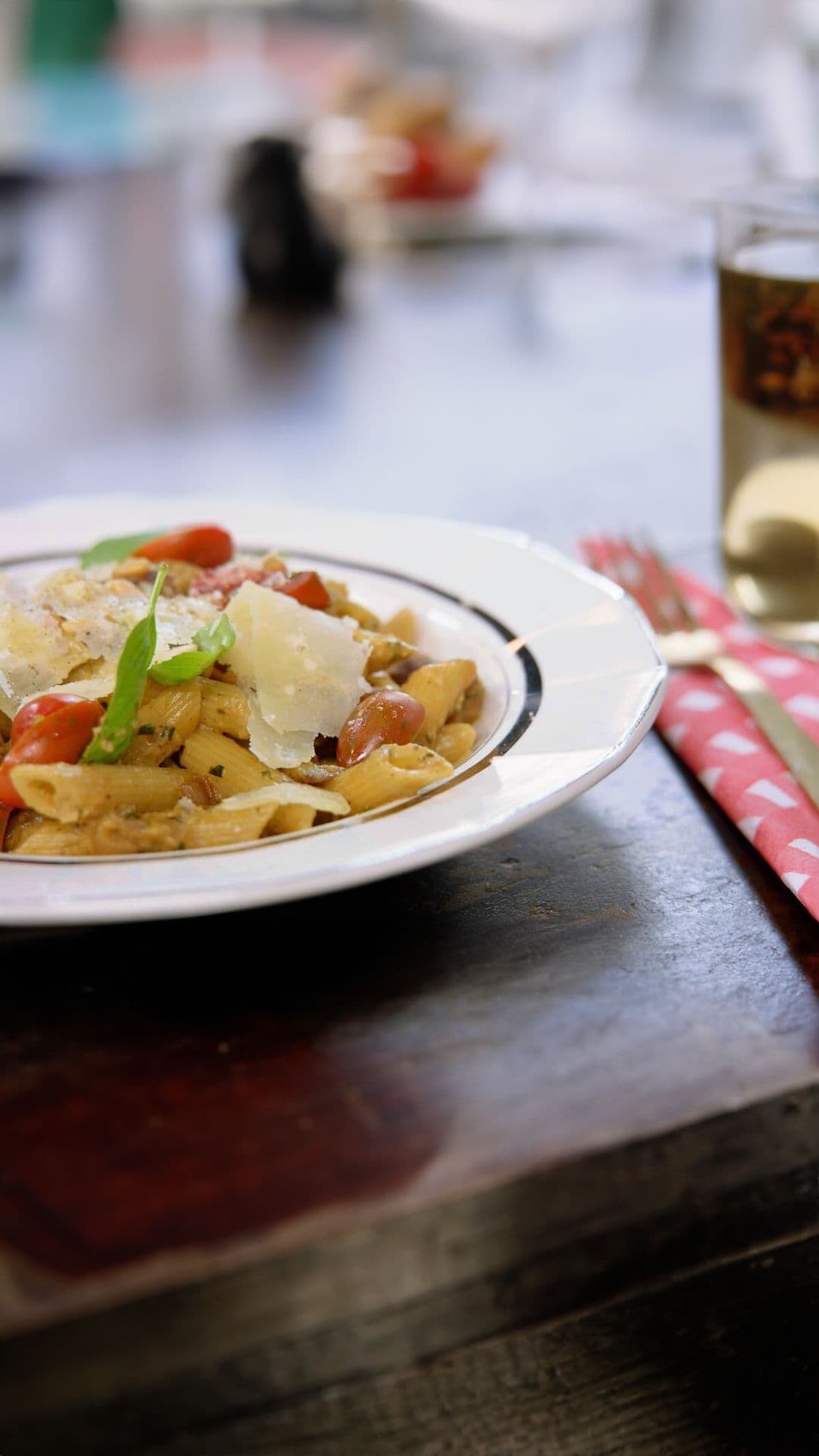 Pasta met merguez, auberginepesto en kerstomaten