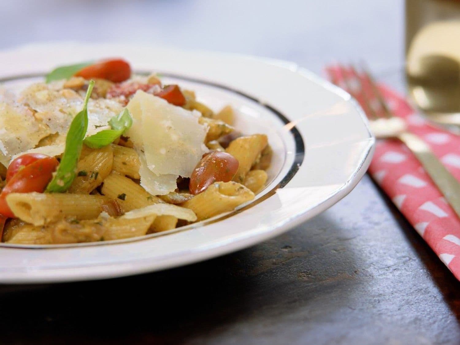 Pasta met merguez, auberginepesto en kerstomaten