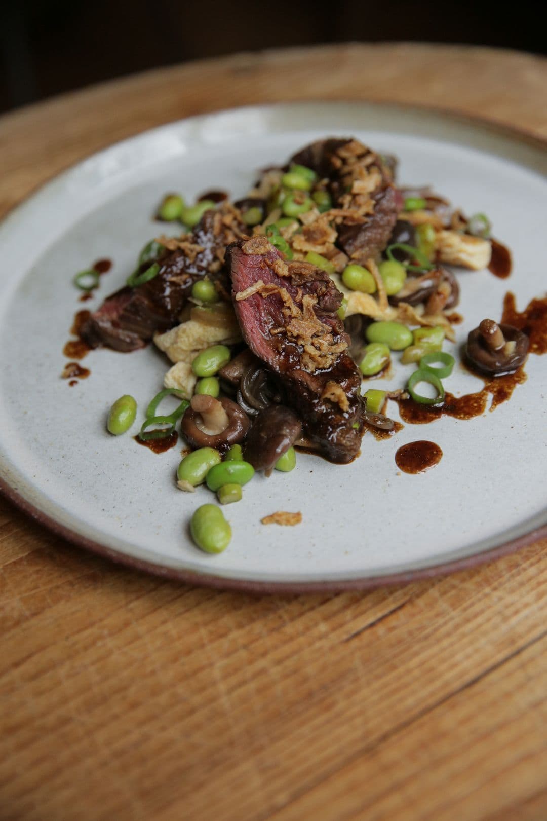 Tataki van onglet met noedels en shiitake
