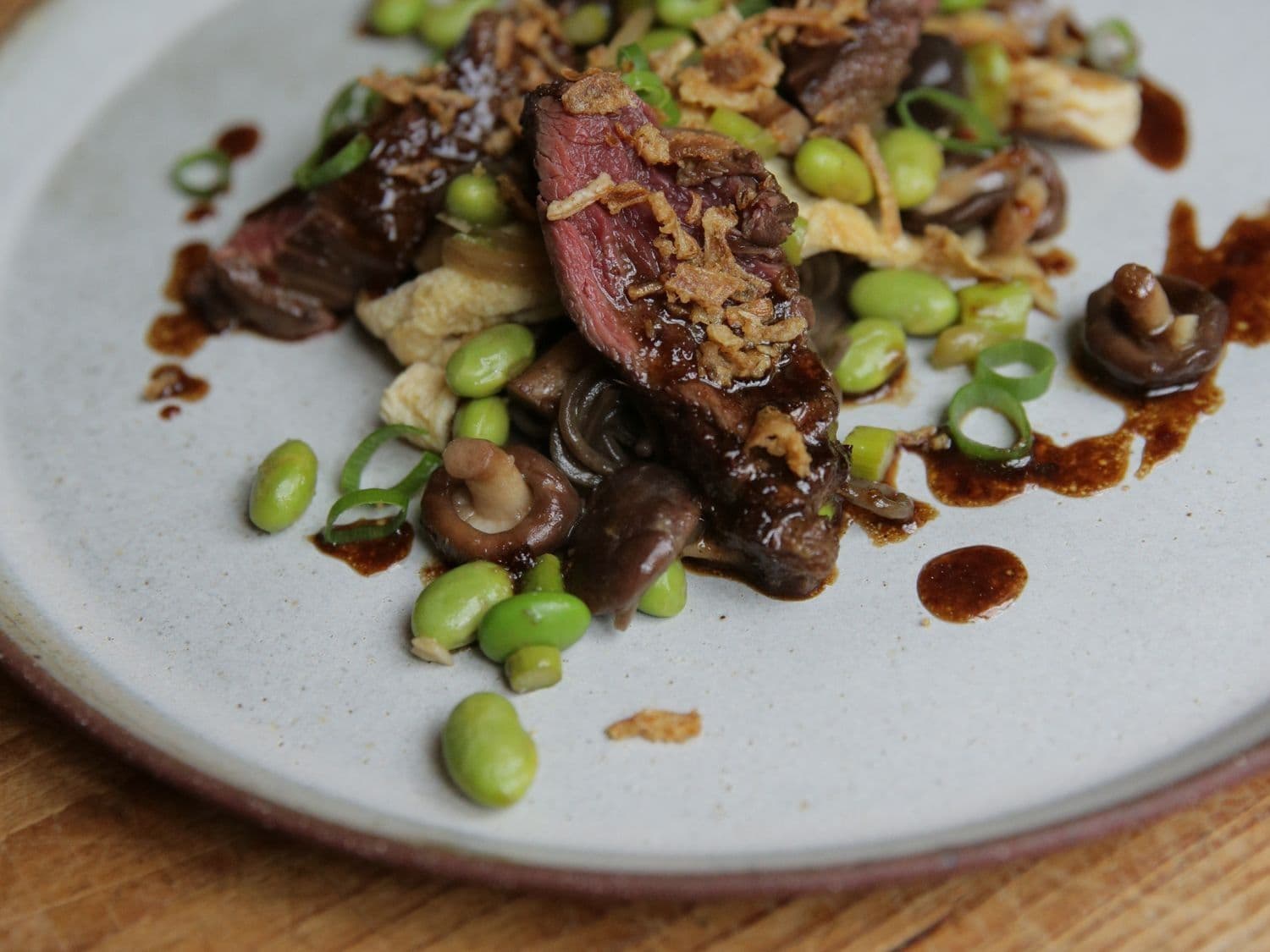 Tataki van onglet met noedels en shiitake