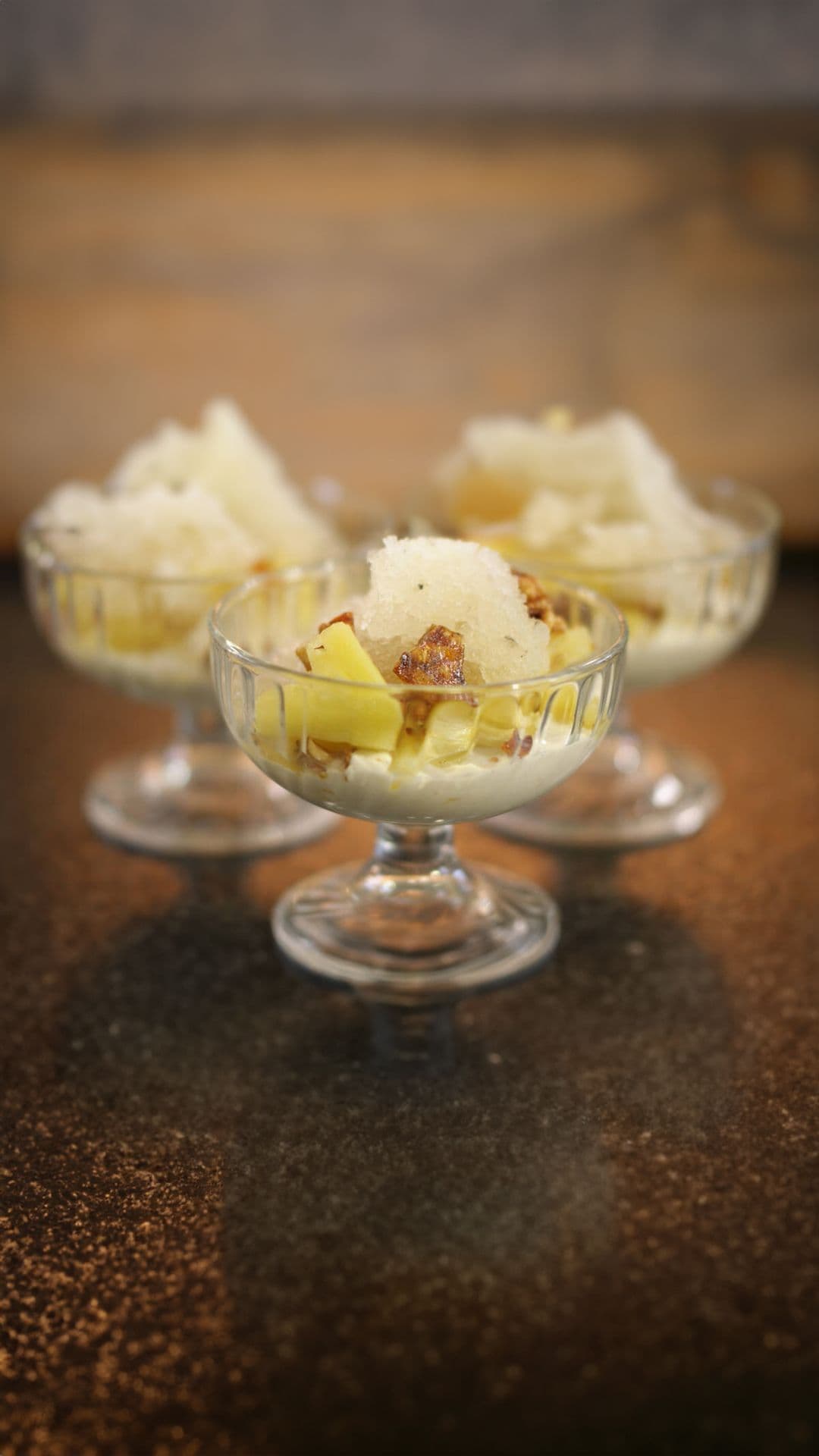 Gepocheerde ananas met plattekaas