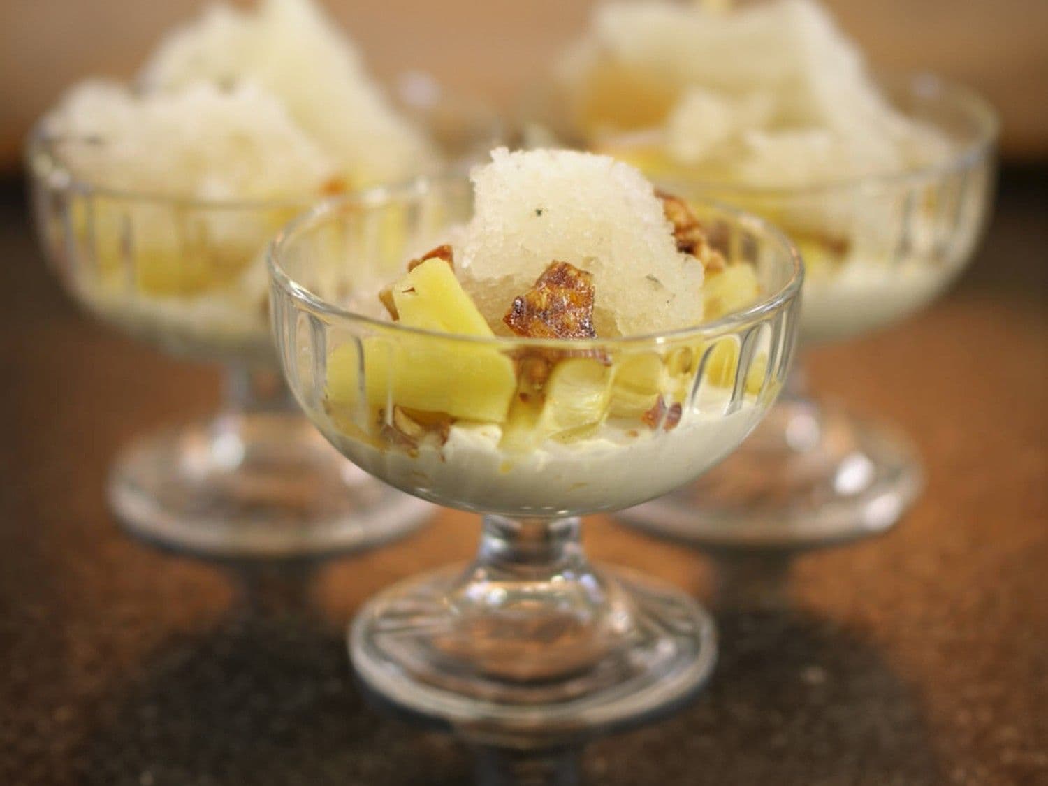 Gepocheerde ananas met plattekaas