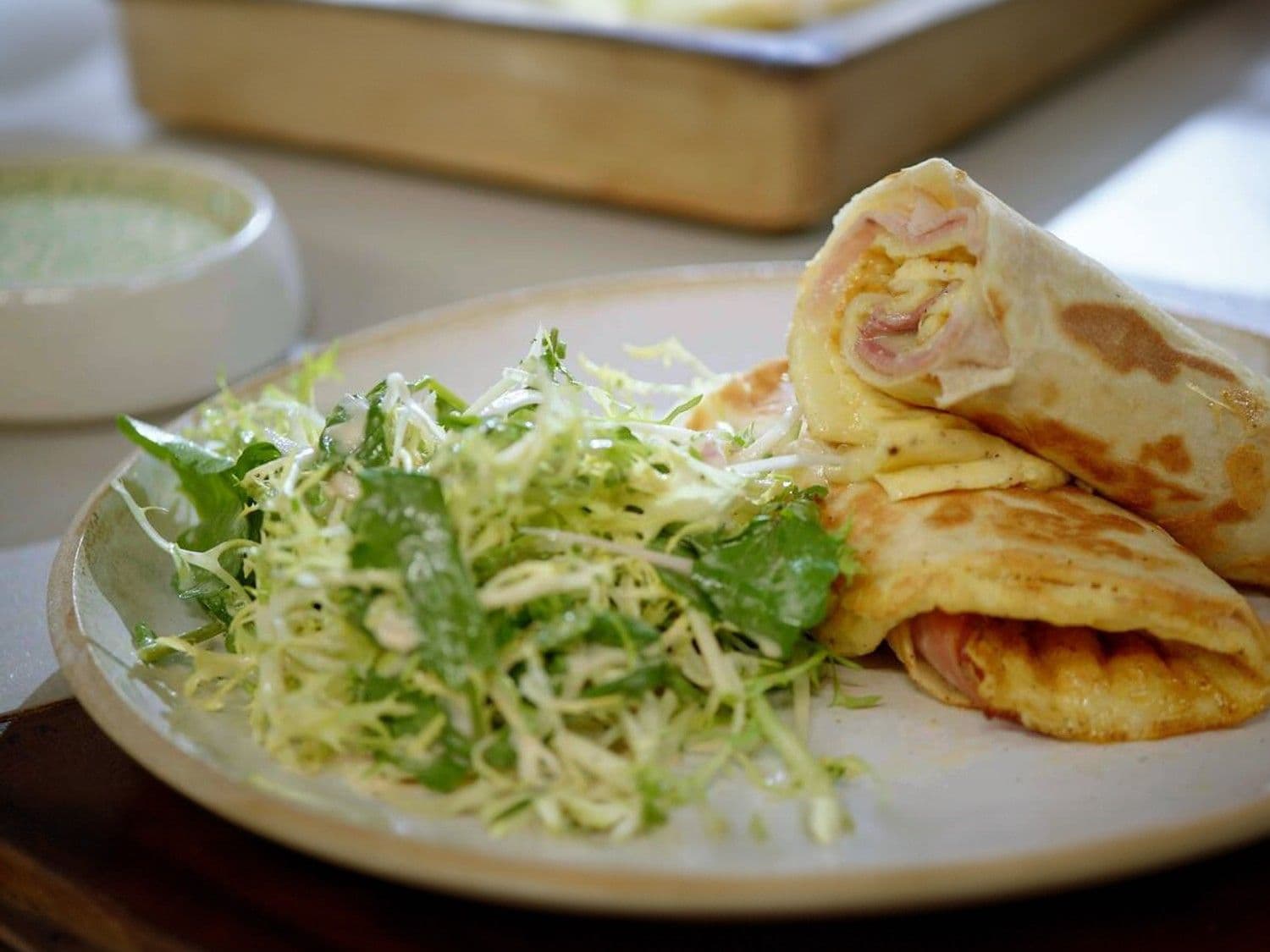 Warme wrap met ham, kaas en omelet