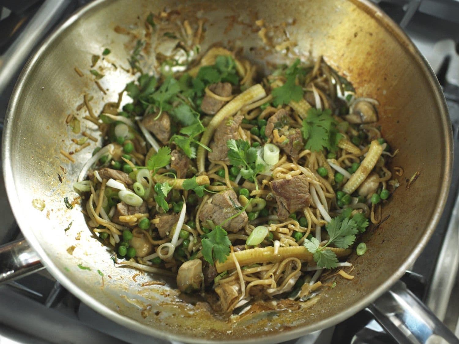 Wok met rundvlees, groenten en huisgemaakte woksaus
