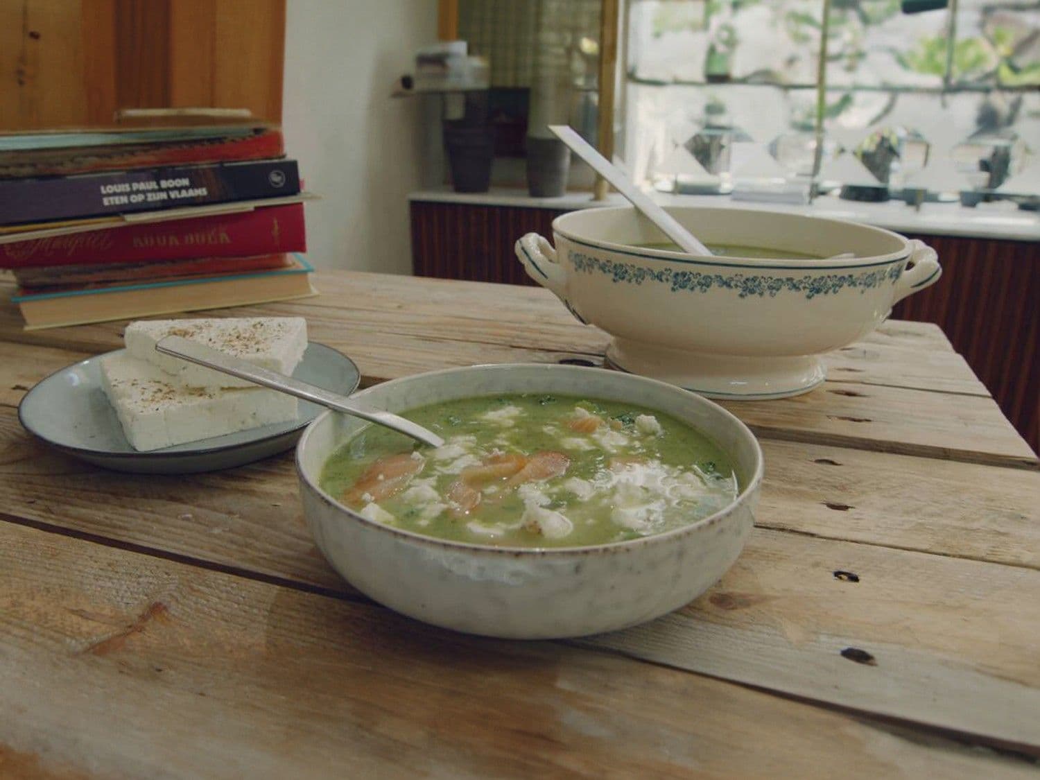 Broccolisoep met gerookte zalm en feta