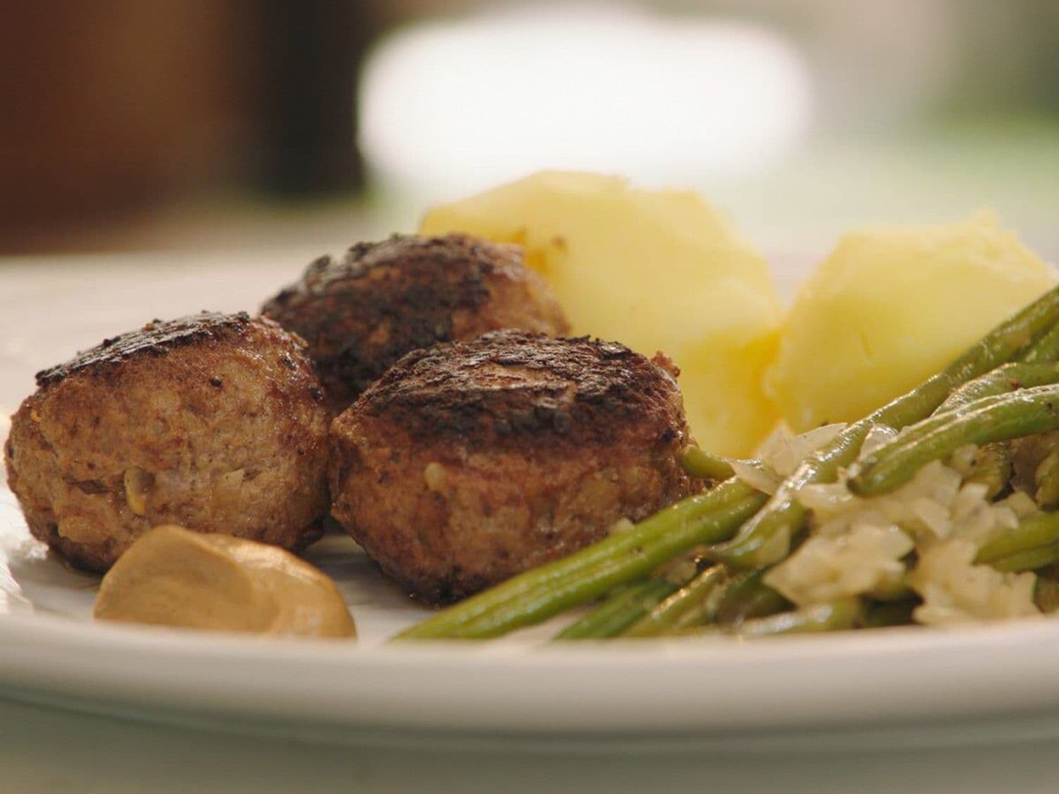 Gehaktballen met boontjes en gekookte aardappelen