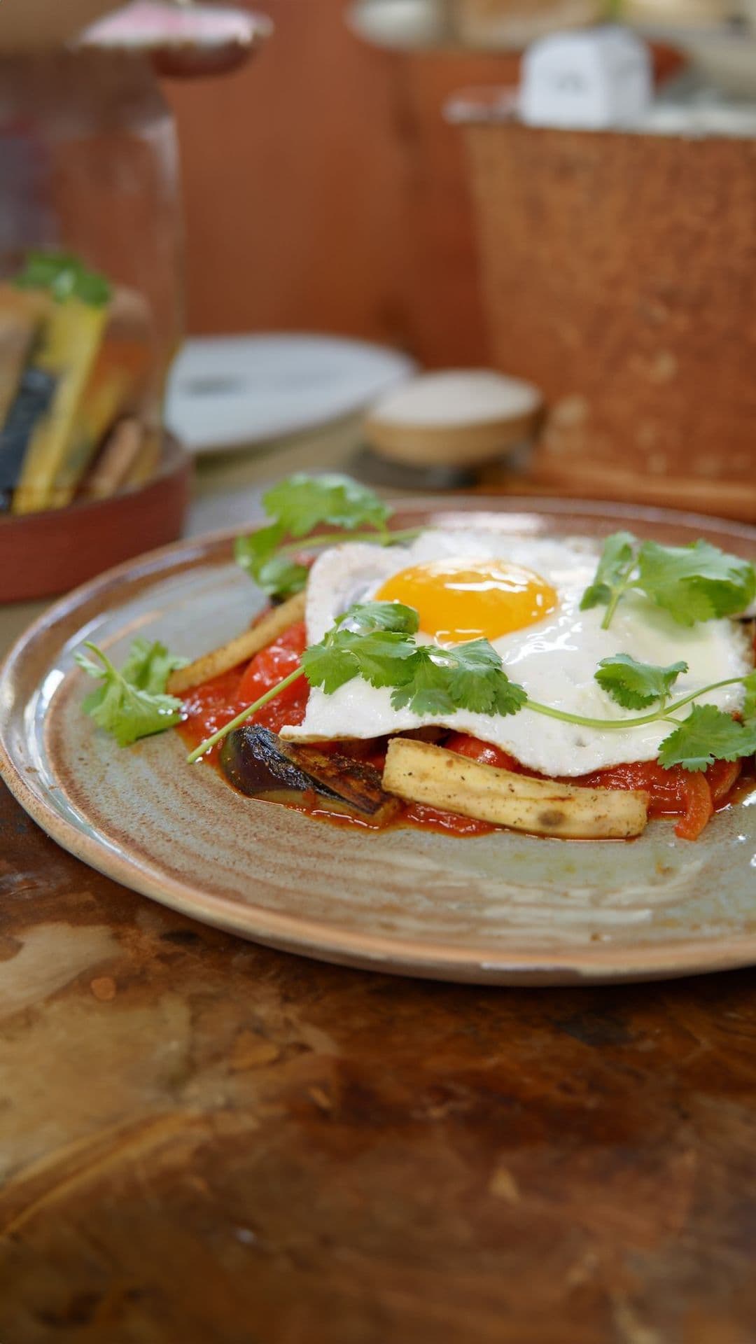 Gebakken aubergine met tomaat en gember