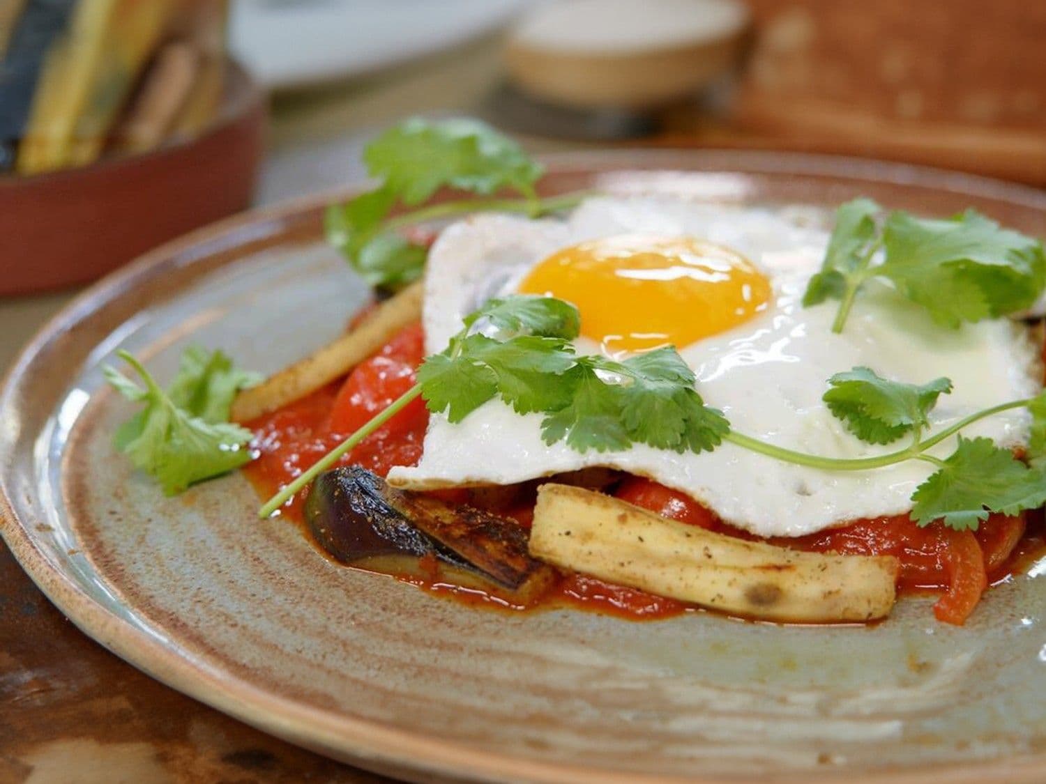 Gebakken aubergine met tomaat en gember