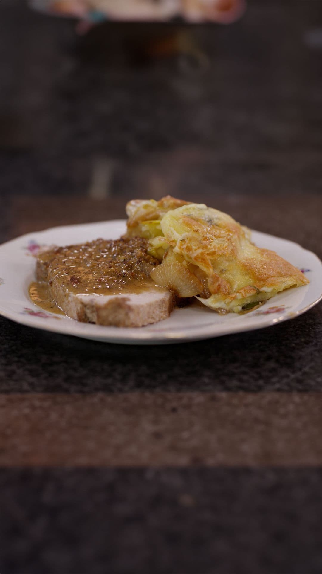 Varkensgebraad met gegratineerde aardappelen