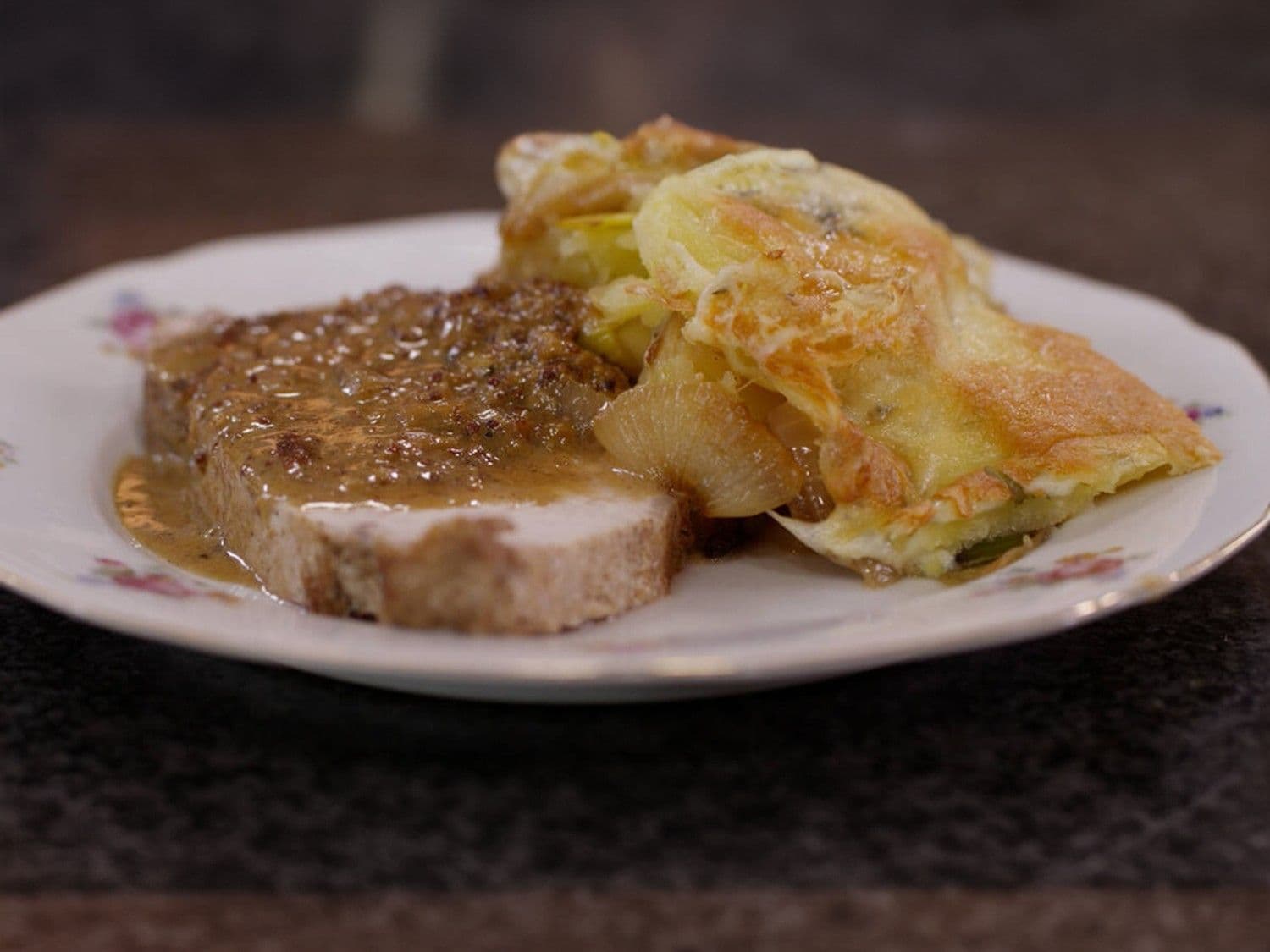 Varkensgebraad met gegratineerde aardappelen