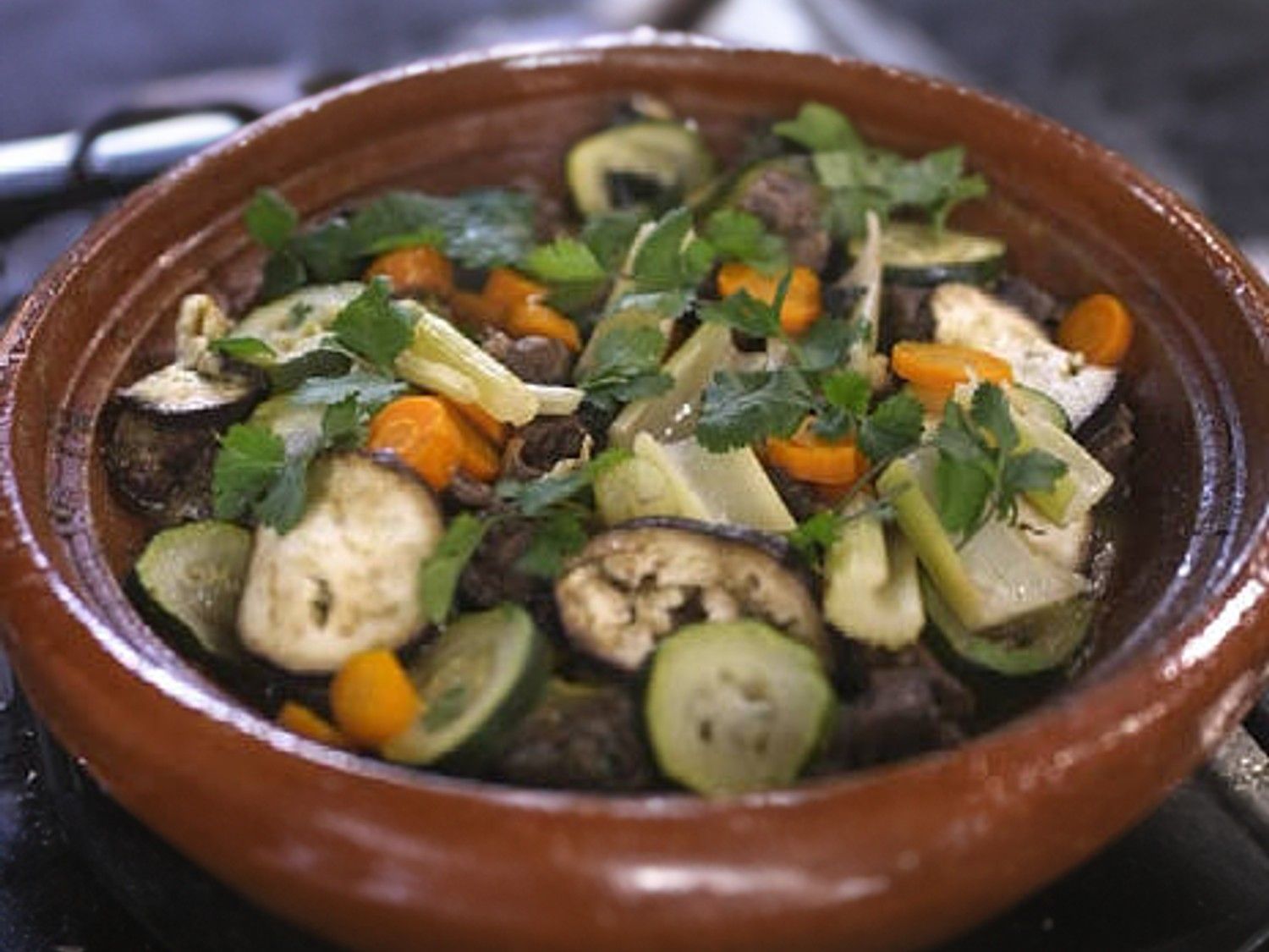 Tajine met lamsschouder, groenten, koriander en munt