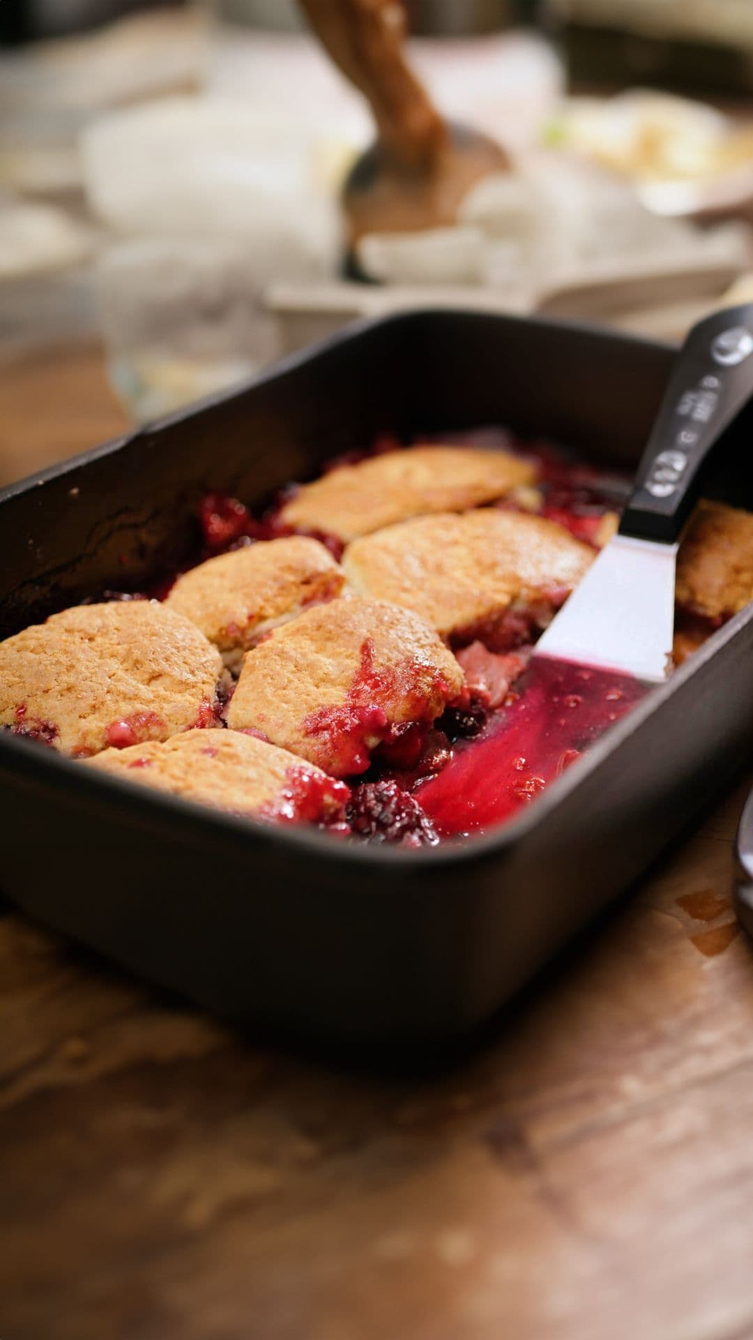 Cobbler met fruit en yoghurtijs