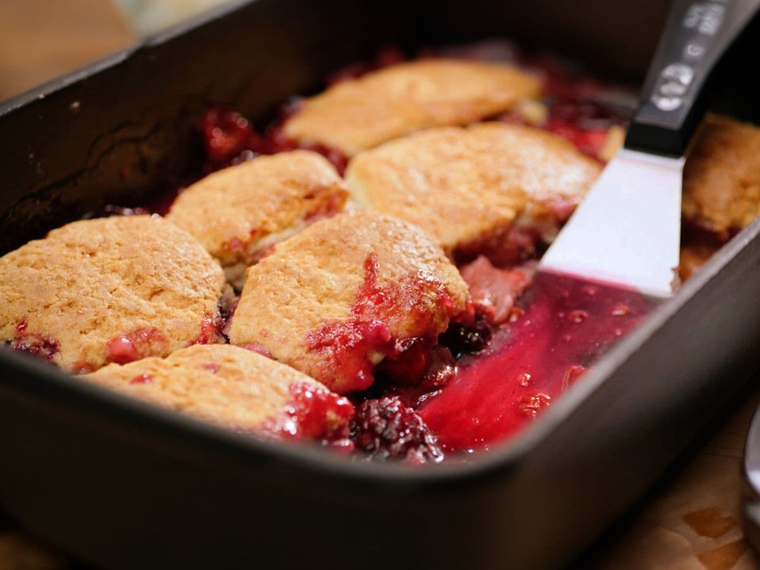 Cobbler met fruit en yoghurtijs