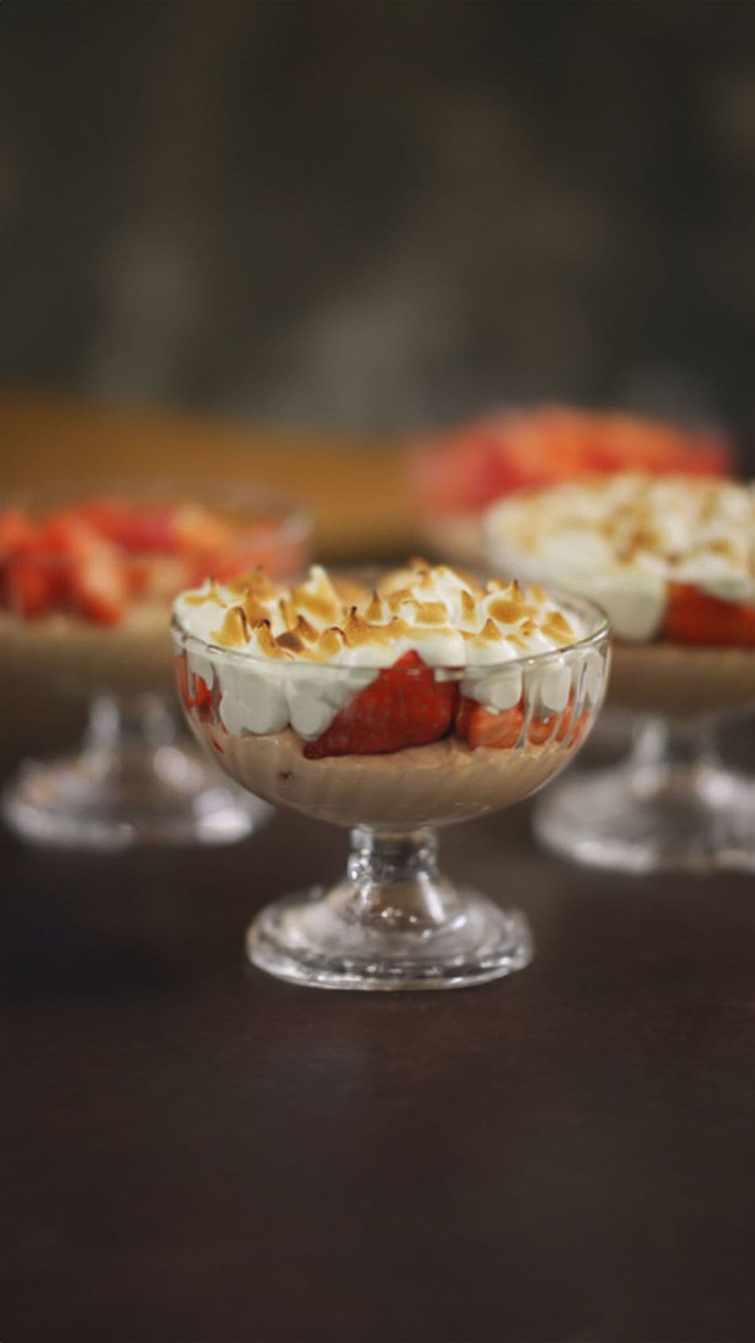 Roomdessert met verse aardbeien en meringue