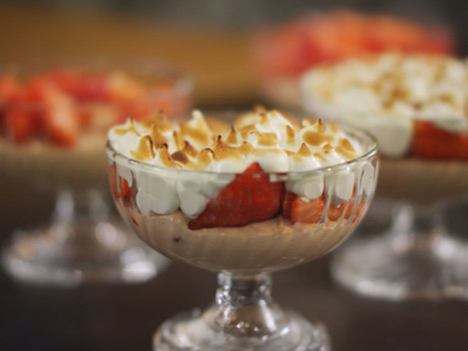Roomdessert met verse aardbeien en meringue