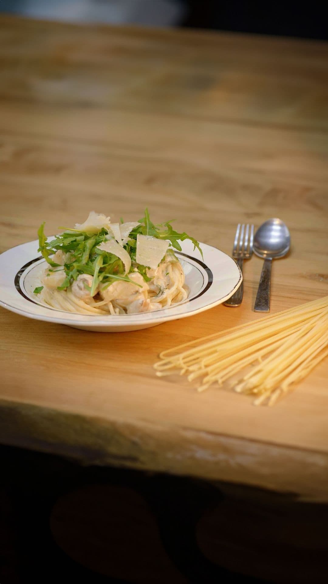 Pasta met gebakken knolselder, champignons en kruidenkaas