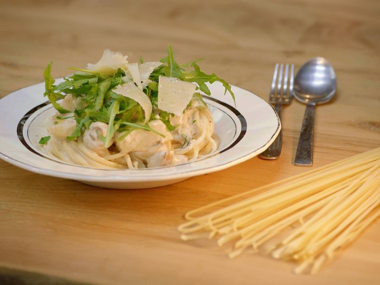 Pasta met gebakken knolselder, champignons en kruidenkaas