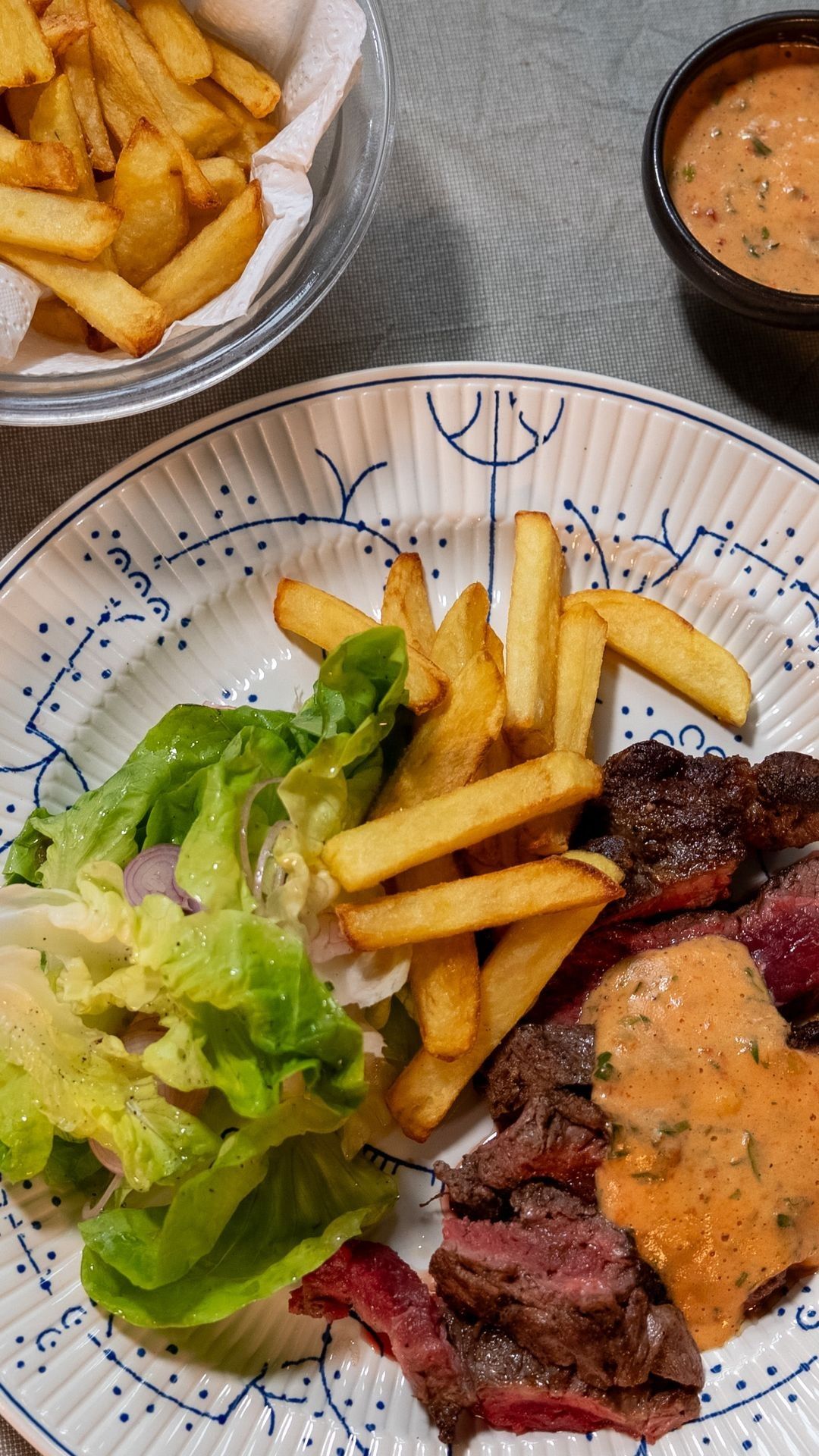 Spinnenkop met choronsaus, frietjes en sla