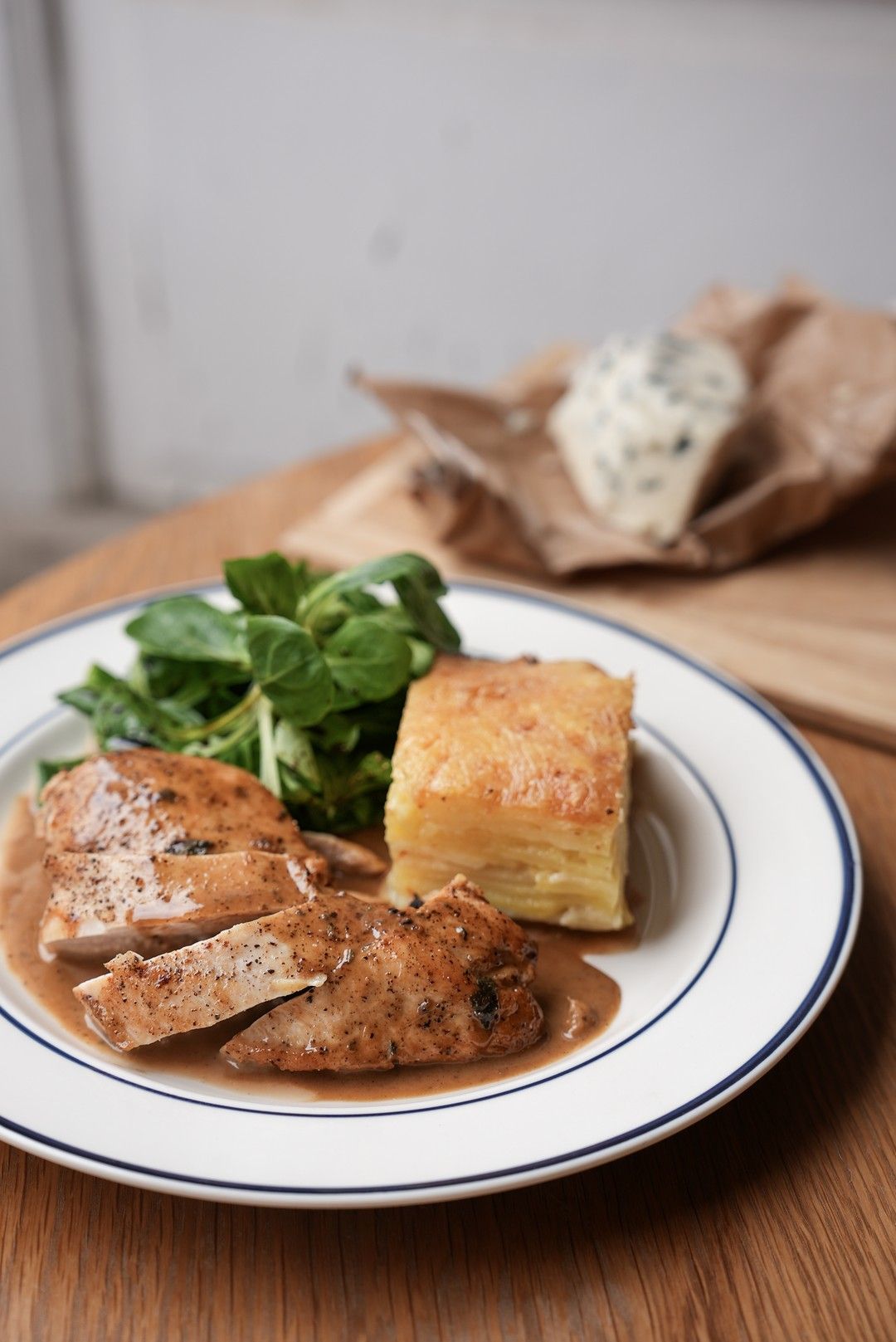 Gebakken kipfilet met Roquefortsaus, gratin van pastinaak en veldsla