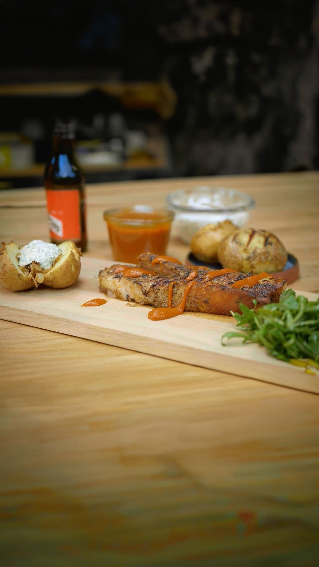 Ribbetjes met gepofte aardappel, gebakken ui en bierketchup