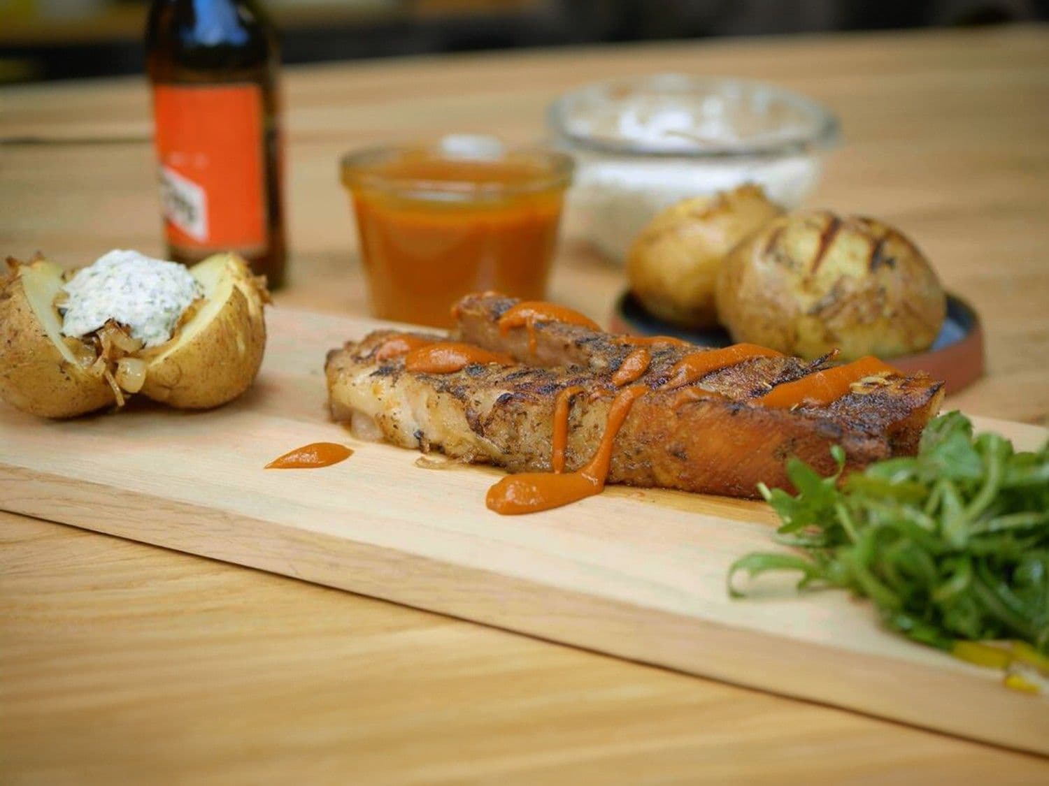Ribbetjes met gepofte aardappel, gebakken ui en bierketchup