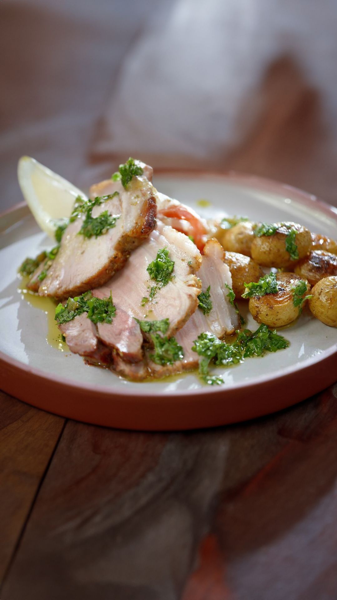 Varkenspicanha met tomatensla, geroosterde aardappelen en chimichurri