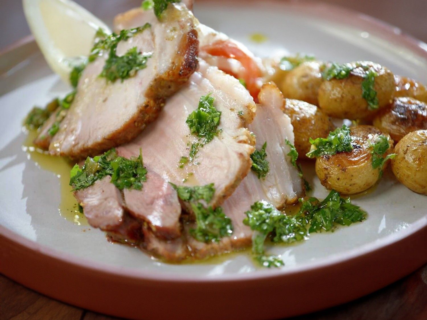Varkenspicanha met tomatensla, geroosterde aardappelen en chimichurri