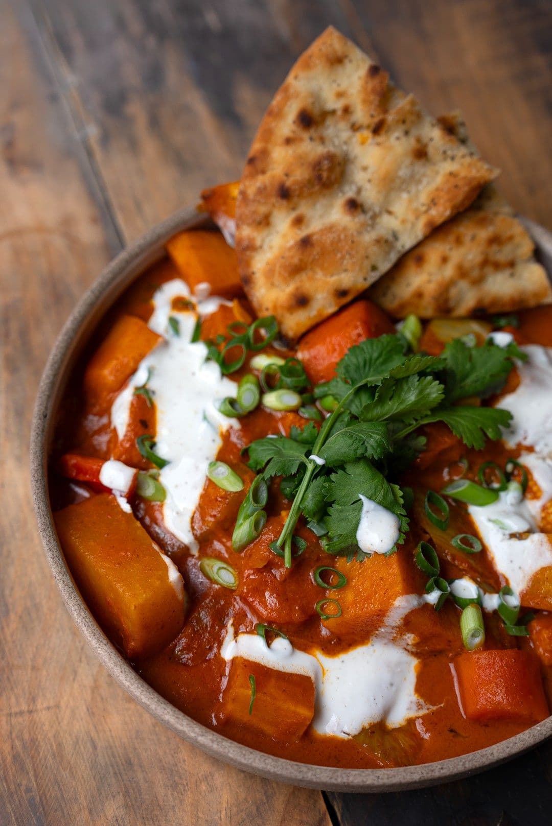 Zoete aardappel 'tikka masala' met flatbread