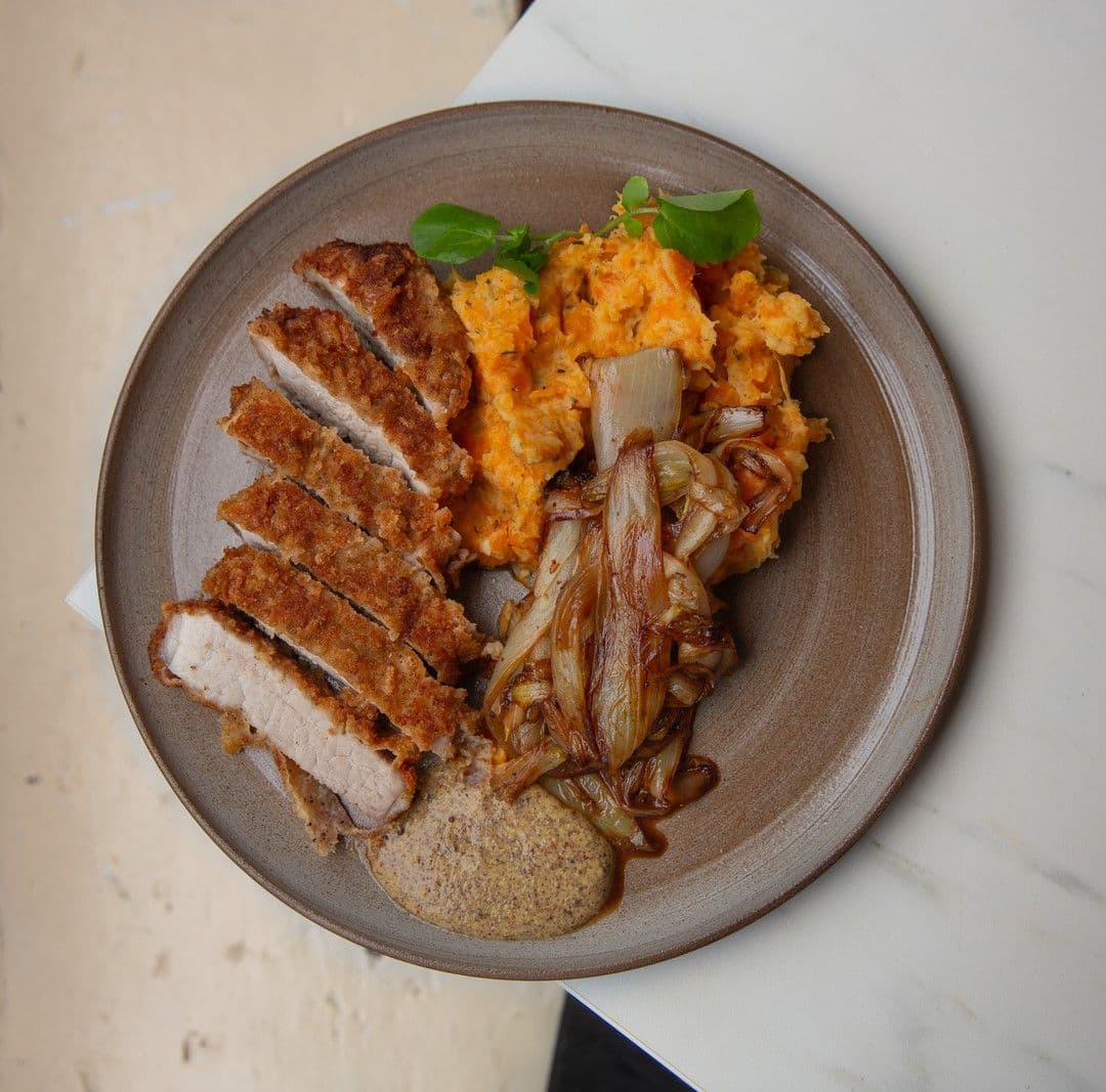 Gepaneerd varkenslapje met wortelpuree en witloof