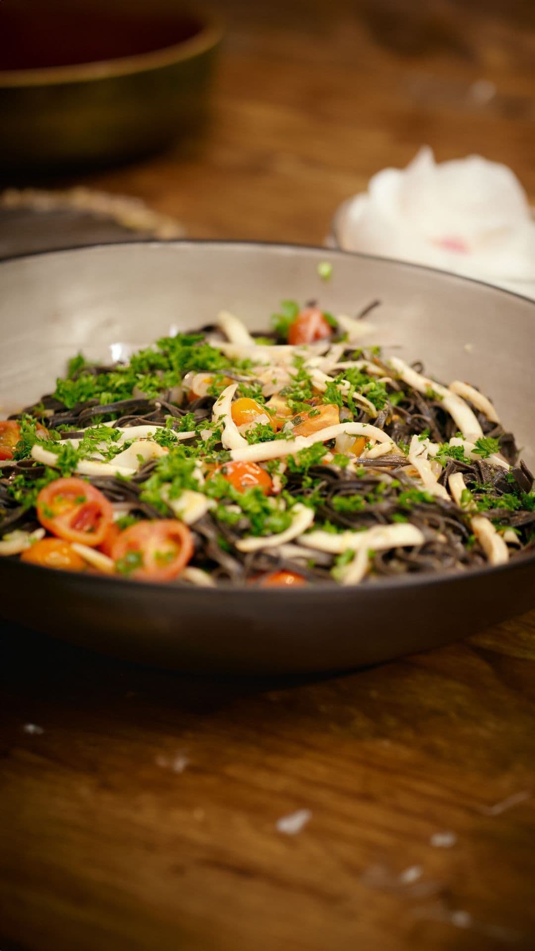 Pasta nero met inktvis, citroen, look en peterselie