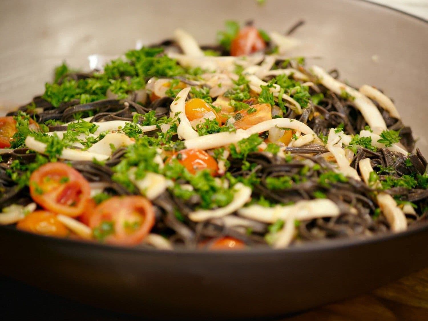 Pasta nero met inktvis, citroen, look en peterselie