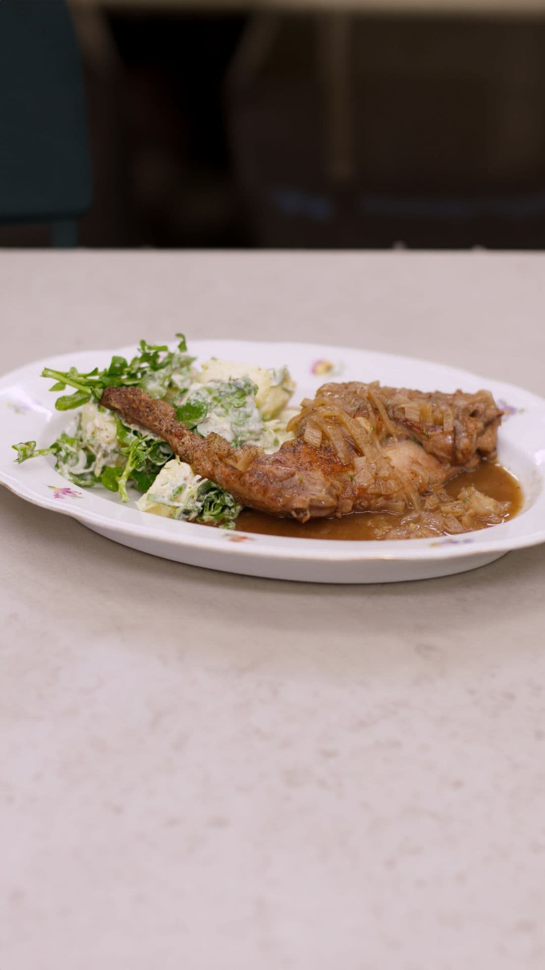 Konijnenbout met honing-tijmsaus en aardappelsalade