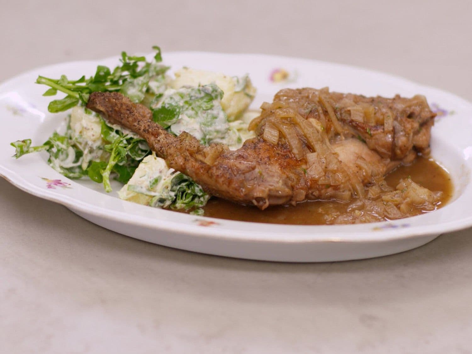 Konijnenbout met honing-tijmsaus en aardappelsalade
