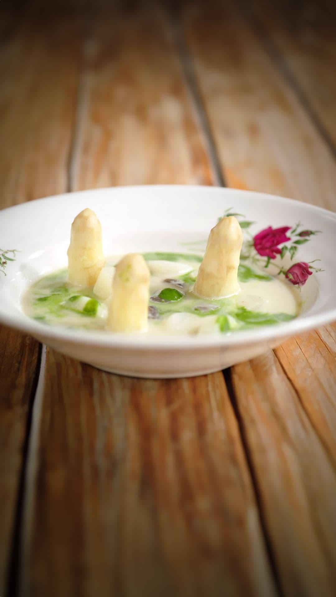 Aspergesoep met daslook en petit-gris