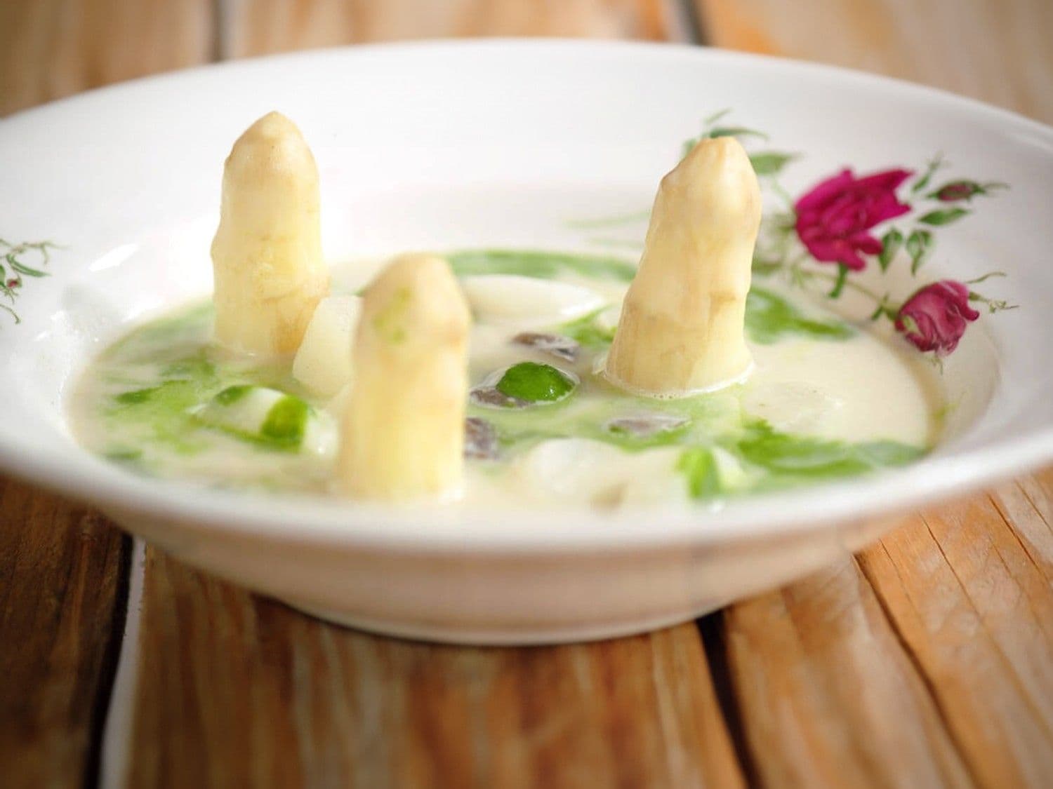 Aspergesoep met daslook en petit-gris