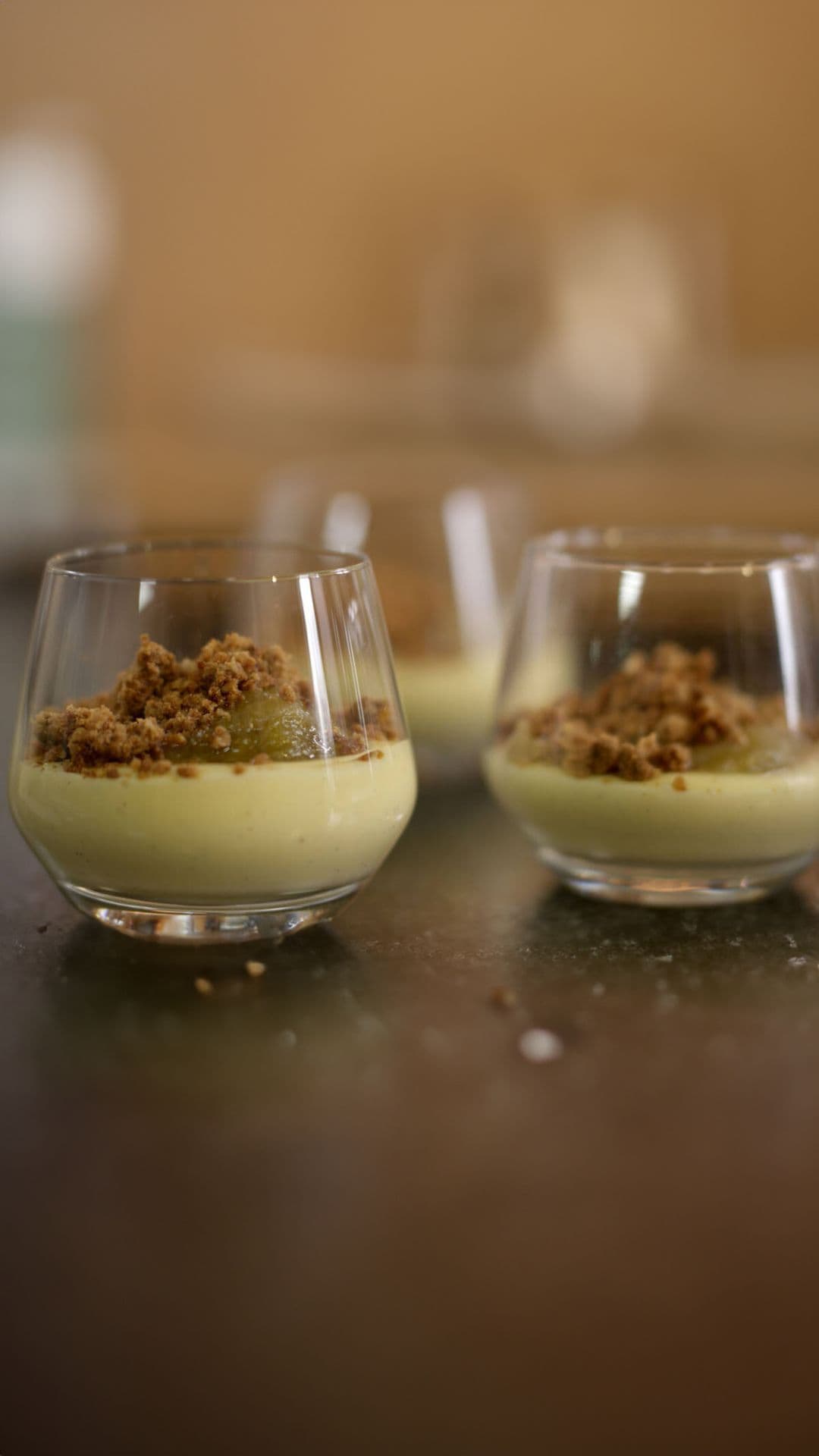 Vanillecrème met rabarbercompote en havermoutcrumble