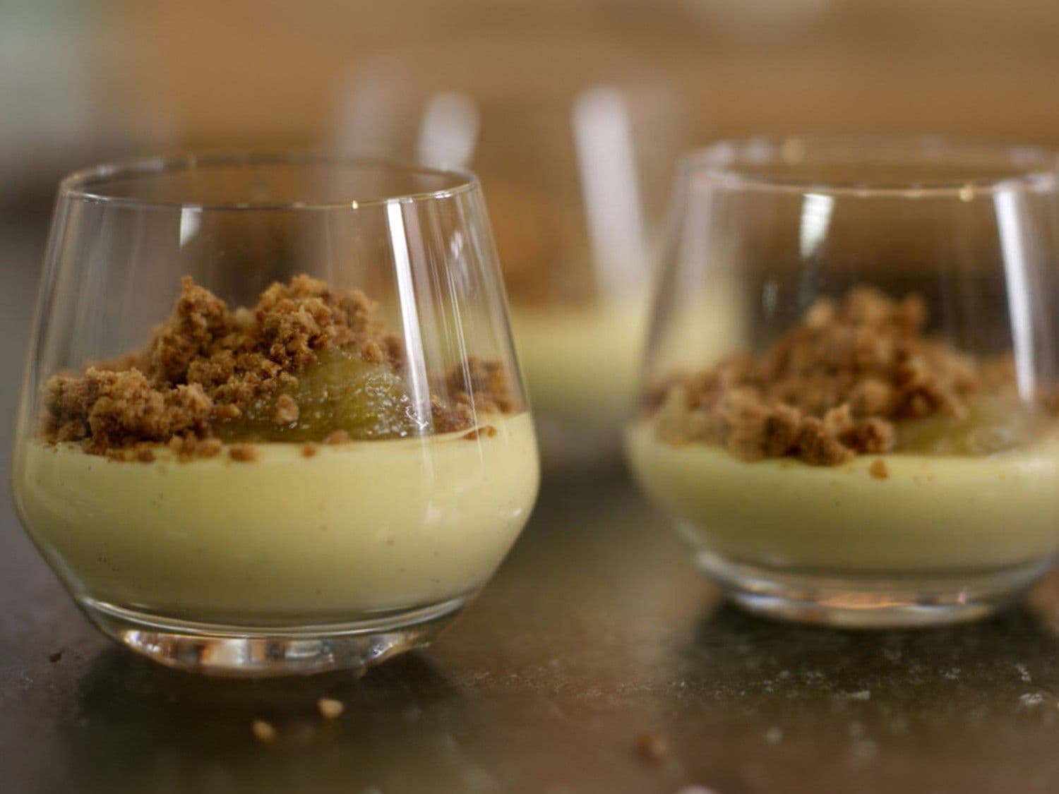 Vanillecrème met rabarbercompote en havermoutcrumble