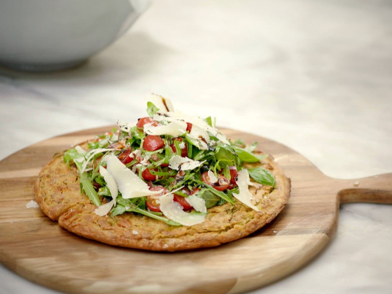 Farinata met zongedroogde tomaten en olijven 