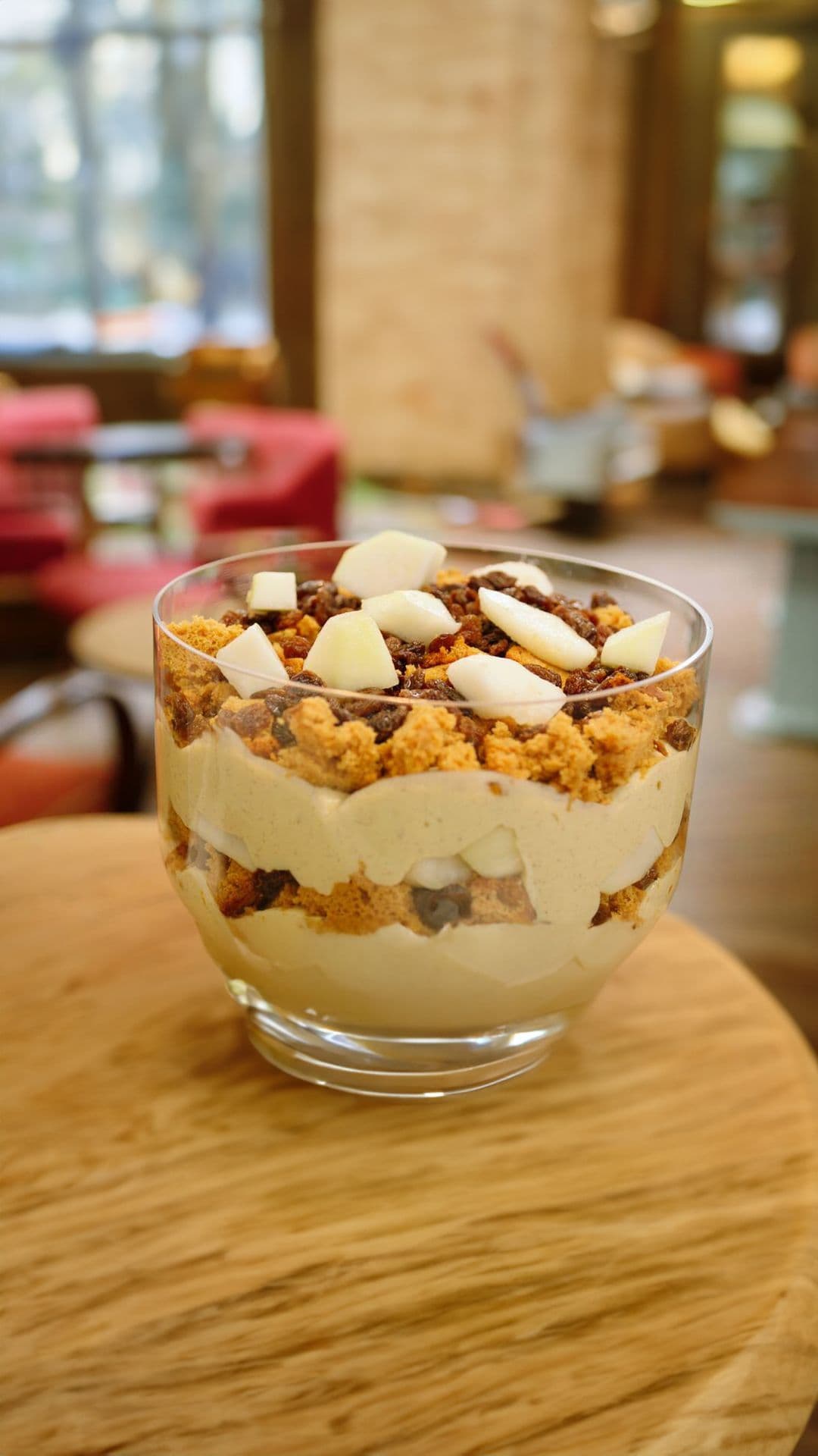 Trifle met peperkoek, rum, rozijnen en banketbakkersroom