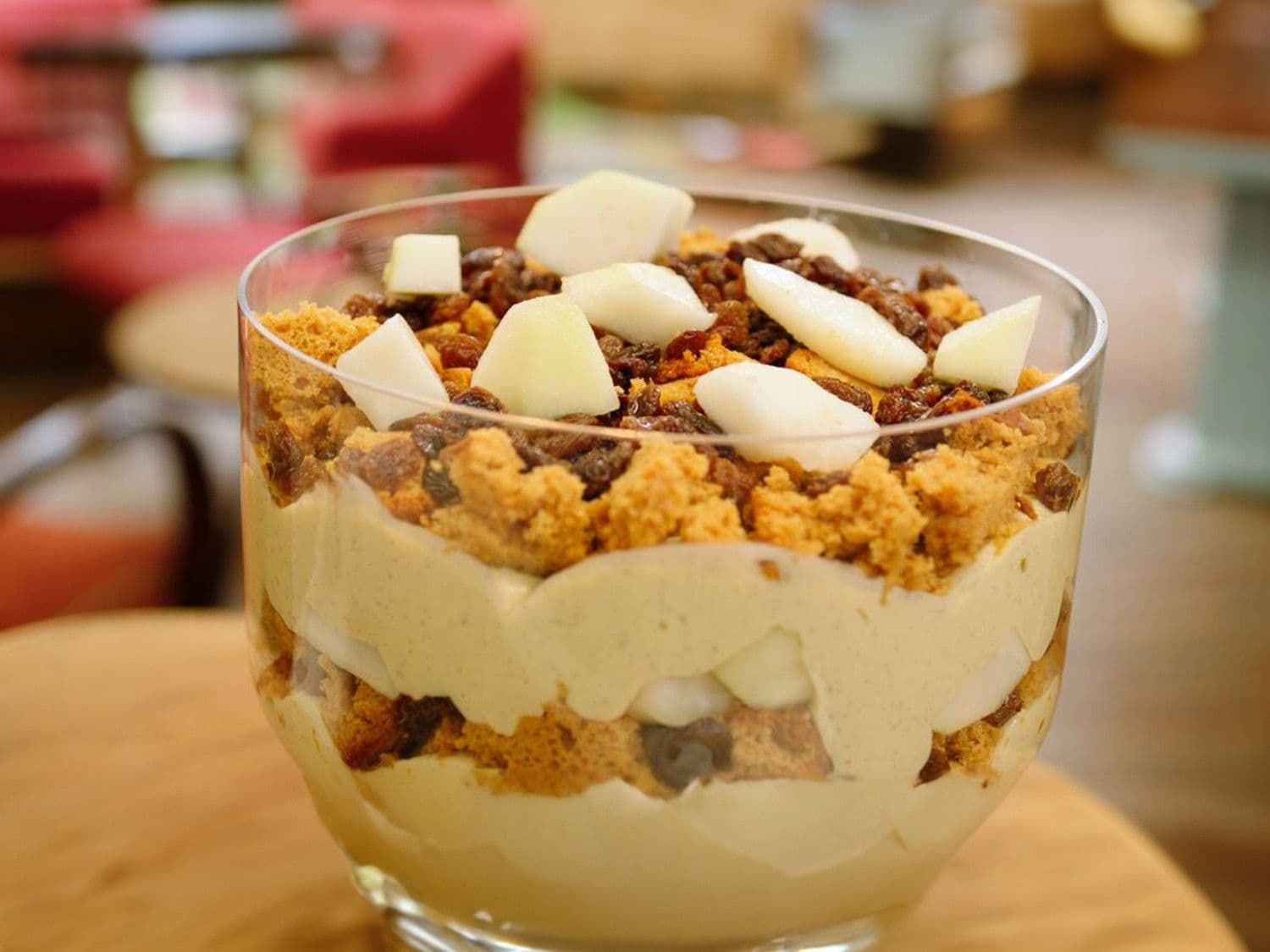 Trifle met peperkoek, rum, rozijnen en banketbakkersroom