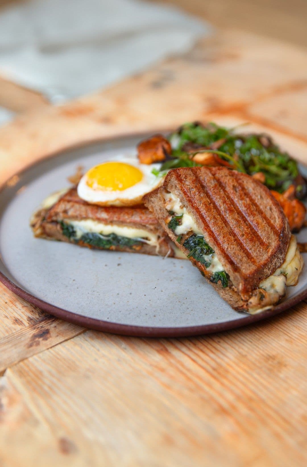 Croque cheval met boschampignons, Cantal en kruidensalade