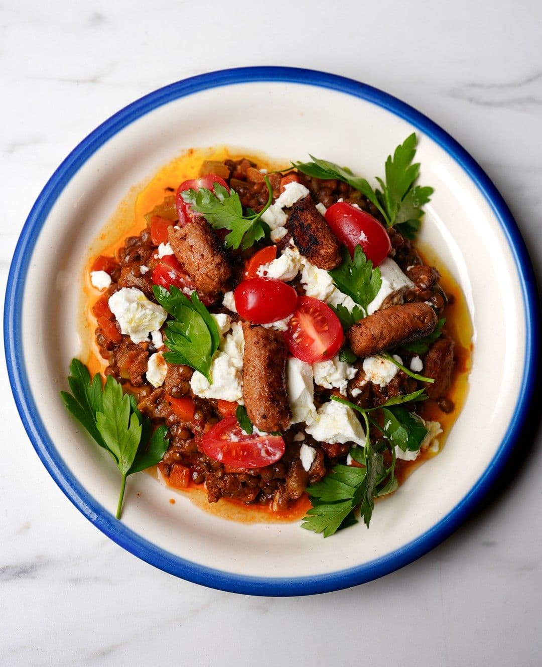 Stoofpot van linzen met aubergine, merguez en feta