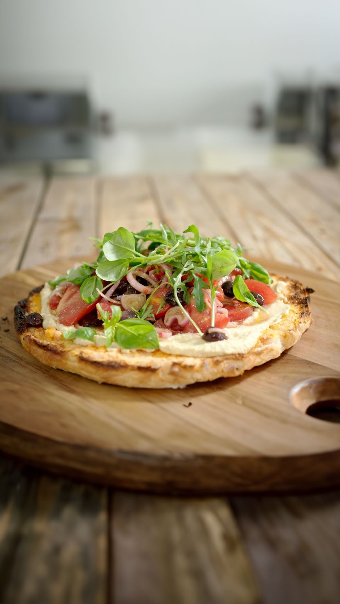 Turks brood met hummus en salade van tomaat