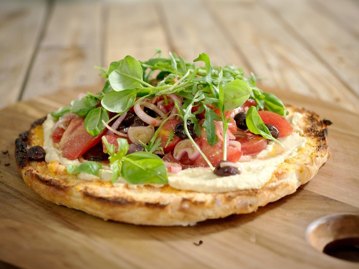 Turks brood met hummus en salade van tomaat