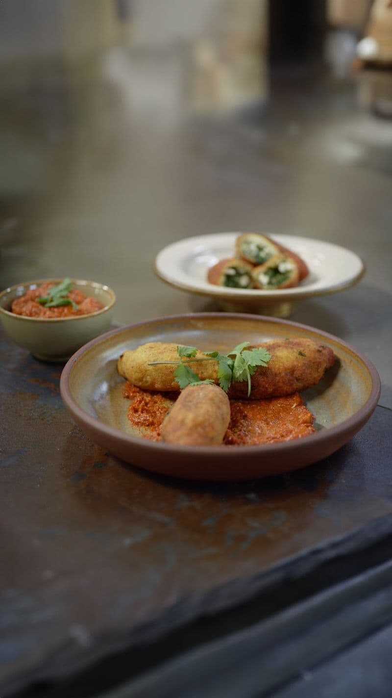 Gevulde aardappel kibbeh met spinazie en feta en Muhammara