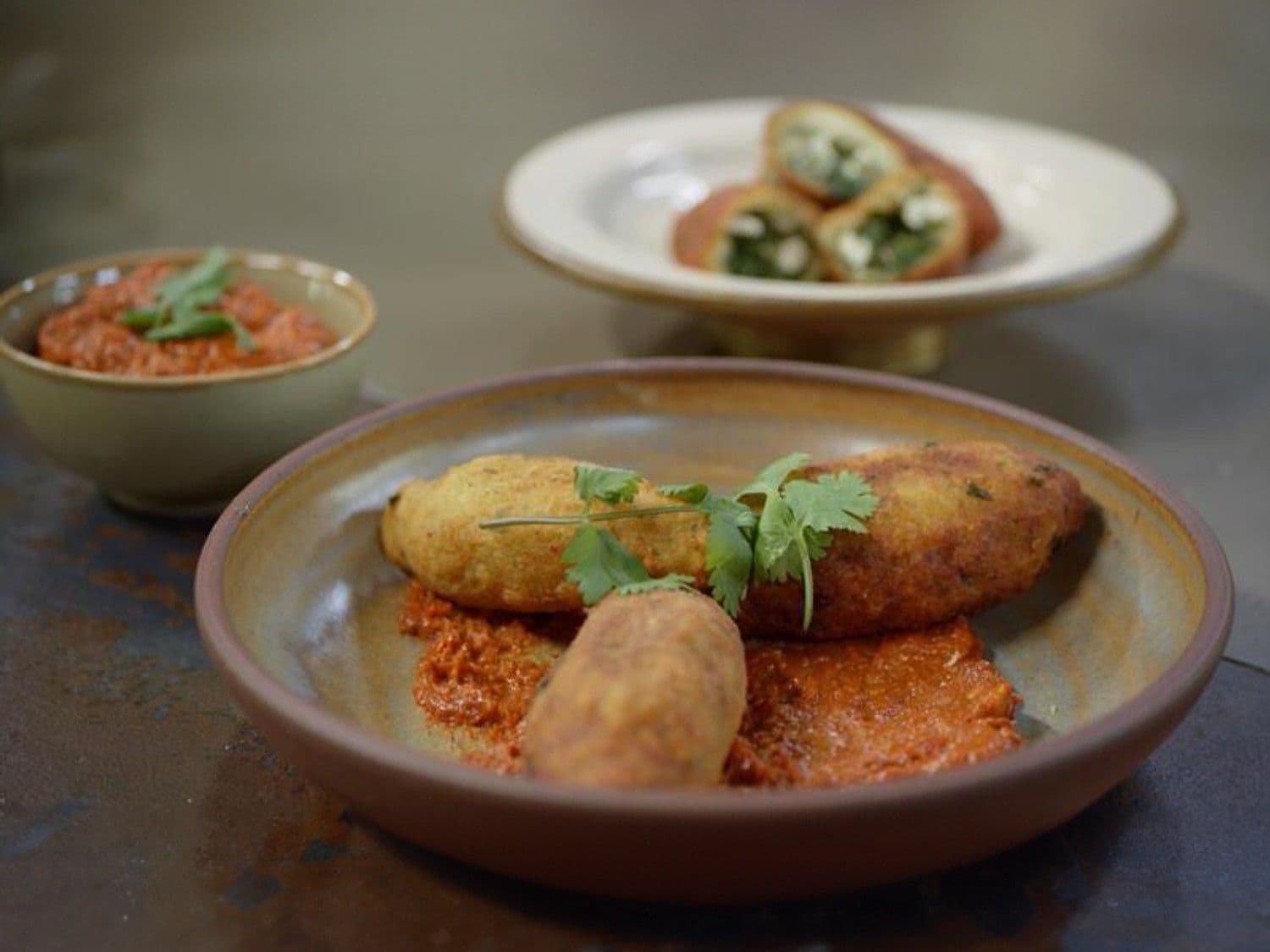 Gevulde aardappel kibbeh met spinazie en feta en Muhammara