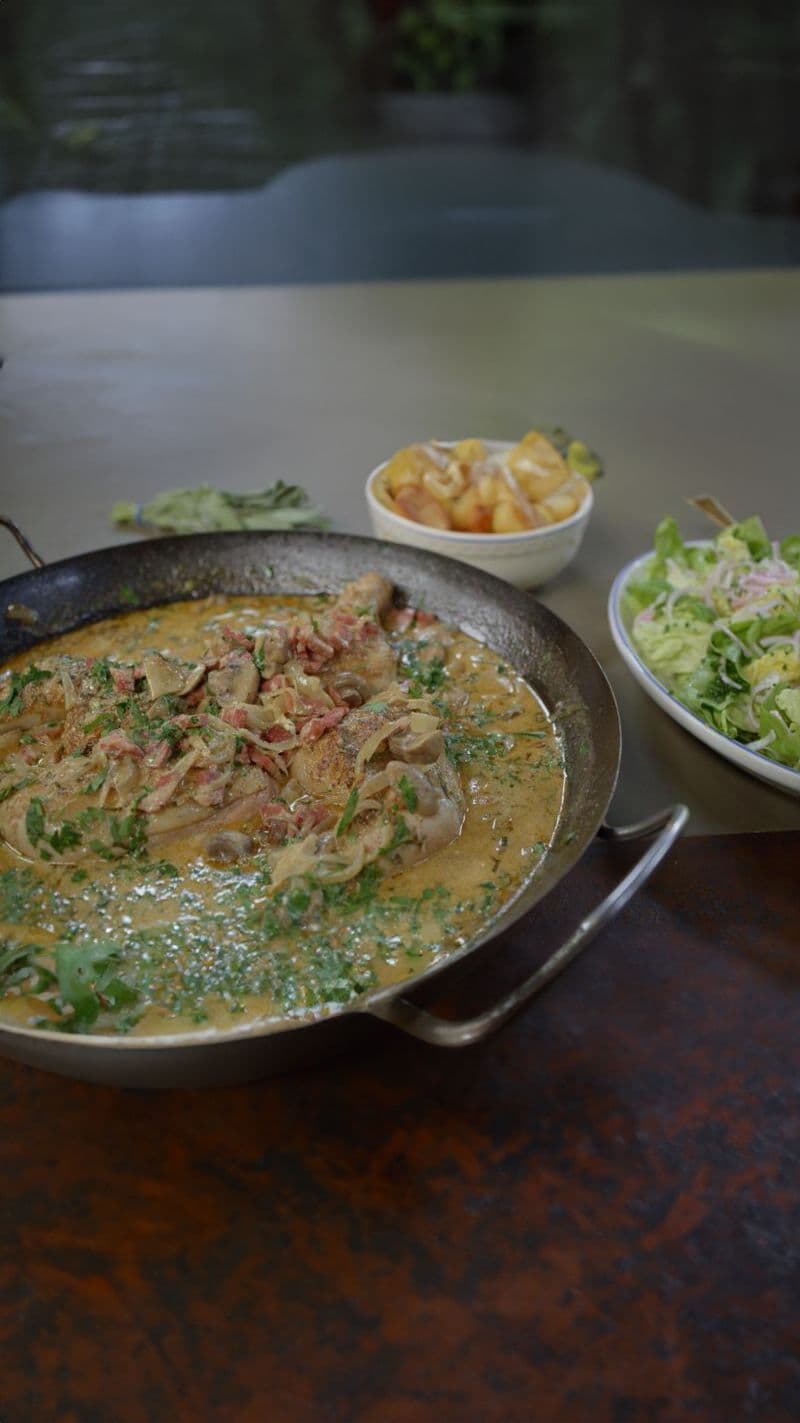 Stoofpot van kip met pancetta en champignons, gebakken aardappelen en kropsla